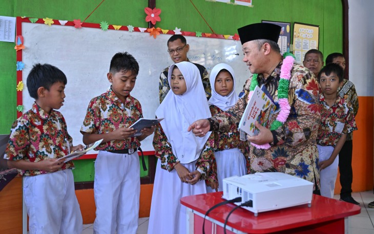 Menteri Pendidikan Dasar dan Menengah (Mendikdasmen), Abdul Mu’ti, meninjau langsung proses pembelajaran dan kegiatan literasi di SD Negeri 2 Guraping serta SLB (Sekolah Luar Biasa) Centra PKLK (Pendidikan Khusus dan Layanan Khusus) Negeri Sofifi