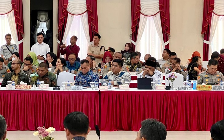 Bupati Bintan Roby Kurniawan saat hadir dalam Rapat Koordinasi Lintas Sektoral Operasi Lilin-Seligi 2025 Provinsi Kepri di Gedung Lancang Kuning Mapolda Kepri, Kamis (18/12).