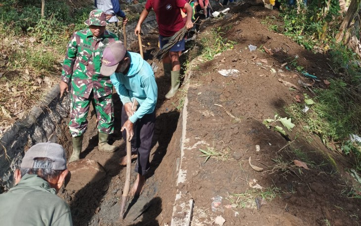 Babinsa Kodim Ponorogo Ikut Kerja Bakti Bersih Bersih Saluran Air