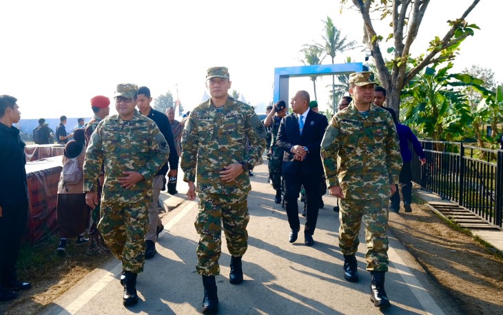 Menteri Ekonomi Kreatif (Menteri Ekraf) Teuku Riefky Harsya bersama jajaran Kabinet Merah Putih turut hadir Upacara Gelar Pasukan TNI