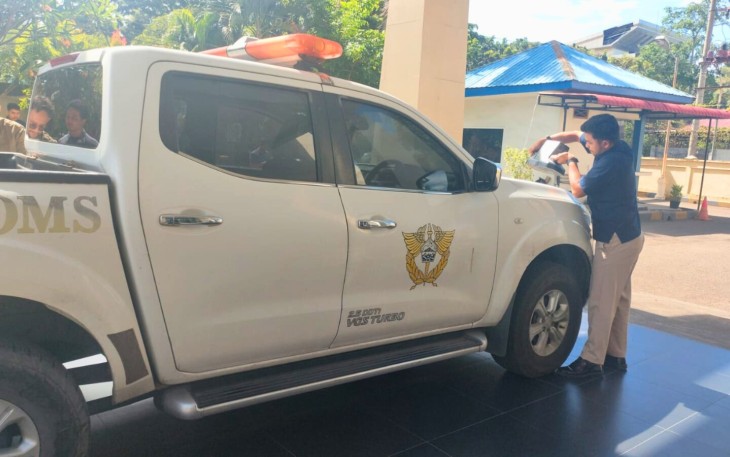 Petugas Bea Cukai sedang berlatih menggunakan Handheld X Ray yang mampu menembus berbagai material untuk mencegah barang terlarang