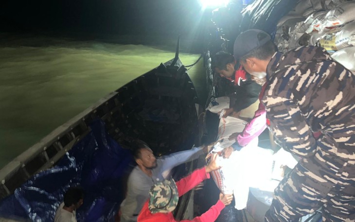 KRI SSA-378 TNI AL Salurkan Bantuan untuk Masyarakat Terdampak Bencana 