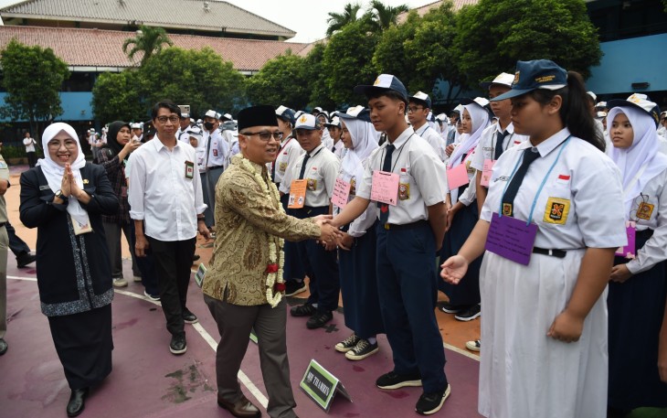 Wakil Menteri Pendidikan Dasar dan Menengah (Wamendikdasmen), Atip Latipulhayat, hadir di SMA Negeri 22 Jakarta untuk meninjau langsung pelaksanaan hari pertama Masa Pengenalan Lingkungan Satuan Pendidikan (MPLS) Ramah