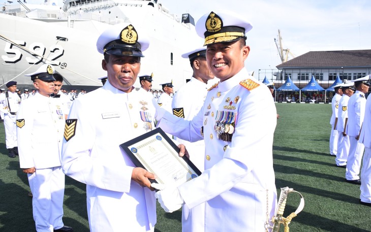 Upacara tradisi Wisuda Purna Bakti Tahun 2024 yang diikuti personel militer dan PNS di Lapangan Moeljono Silam, Mako Kolinlamil, Tanjung Priok, Jakarta Utara, Senin (06/01). 