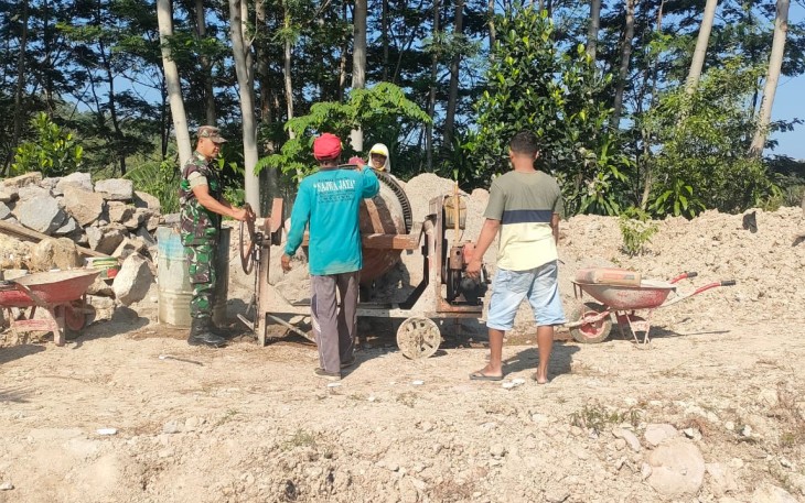 Kegiatan Karya Bhakti Babinsa Desa Jetis untuk Pembuatan Saluran Irigasi