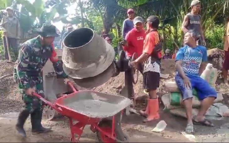Babinsa Koramil 0801/03 Arjosari Gotong Royong Pembuatan Cor Jembatan