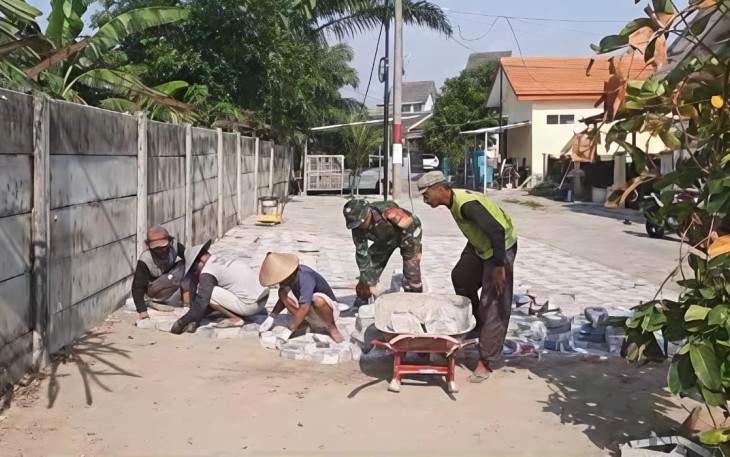 Babinsa Ngegong dan Warga Gotong Royong Pasang Paving untuk Tingkatkan Akses Jalan