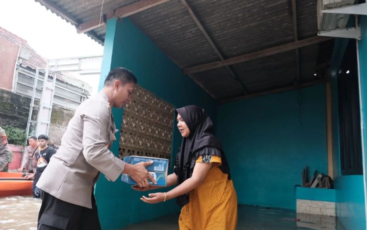Kapolres Metro Depok, Kombes Abdul Waras saat menyalurkan bantuan kepada warga terdampak banjir di Perumahan Sawangan Asri, RT 04/RW 09 Kelurahan Sawangan Baru, Kecamatan Sawangan, Selasa (4/3)