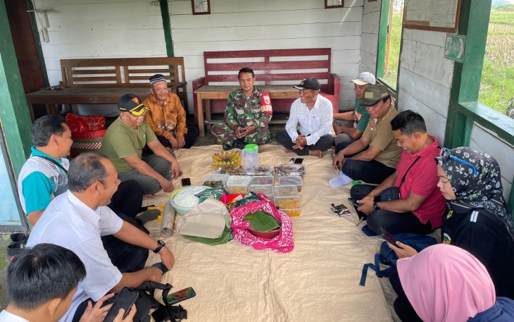 Babinsa Koramil 0803-14/Dagangan Laksanakan Pengecekan Saluran Irigasi Bersama PPL