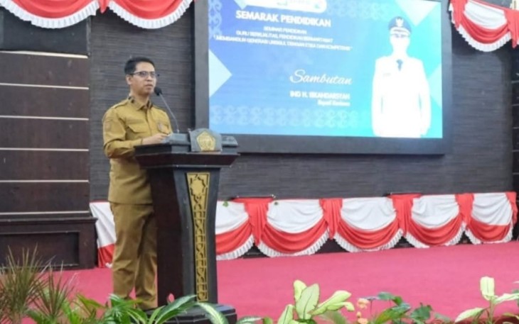 Bupati Karimun, Iskandarsyah saat Buka Seminar Pendidikan