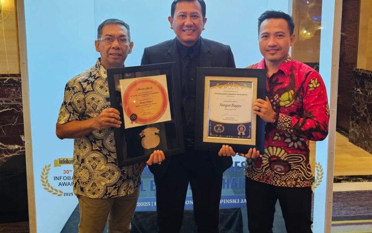 Direktur Utama BPR Bank Daerah Karanganyar, Haryono, saat menerima piagam penghargaan Titanium Award 2025, Jumat (29/8/2025)