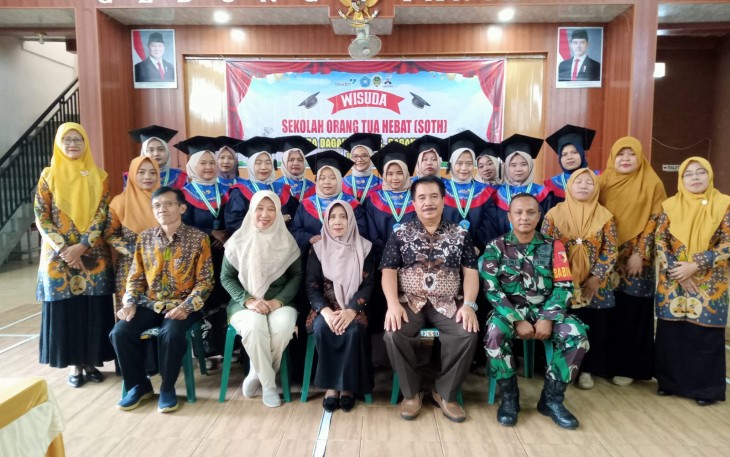 Babinsa Hadiri Wisuda Sekolah Orang Tua Hebat di Desa Dagangan