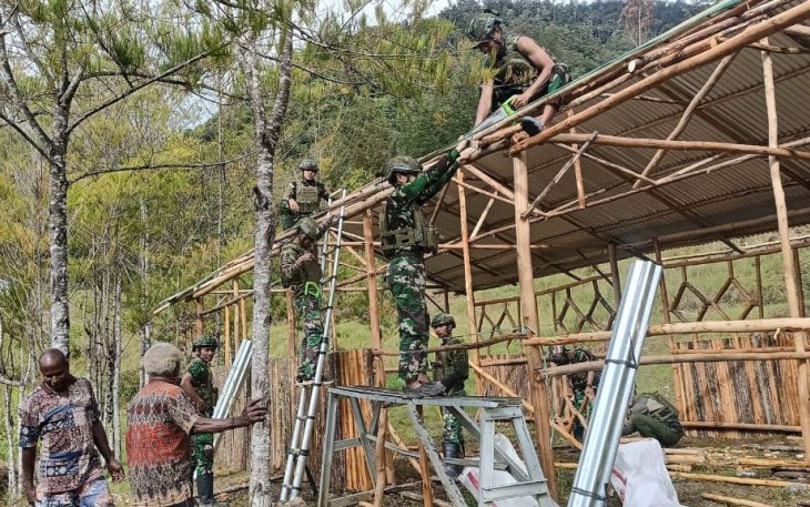 Satgas Yonif 700/WYC Genjot Pembangunan Sekolah di Mayuberi