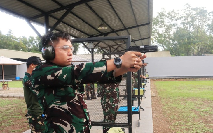 Lanud Sultan Hasanuddin Gelar Latihan Menembak Pistol