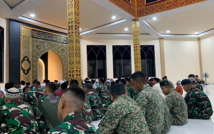  Satgas Pamtas RI-Malaysia Yonzipur 5/ABW bersama warga turut memperingati Malam Nisfu Sya'ban dengan penuh khidmat yang digelar di Masjid Al- Hidayah di Desa Badau, Kecamatan Badau, Kabupaten Kapuas hulu ini dihadiri oleh ratusan jamaah, mulai dari anak-anak hingga orang tua, yang antusias mengikuti berbagai rangkaian ibadah, Kamis (14/2/2025)