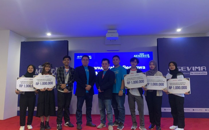 CEO SEVIMA Sugianto Halim bersama peraih Beasiswa Semesta 2025