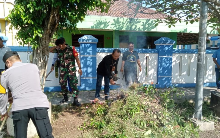 Babinsa dan Masyarakat saat Kerja Bakti Bersihkan Lingkungan Desa Pulerejo