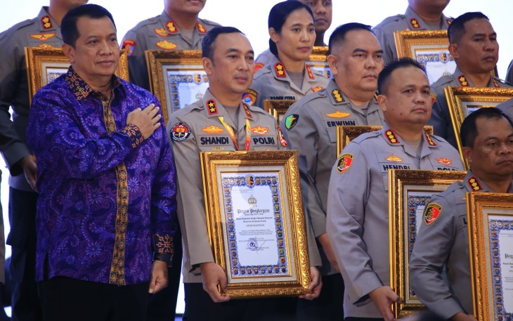Kapolri Berikan Penghargaan Pembangunan Zona Integritas WBK Kepada Divisi Humas Polri