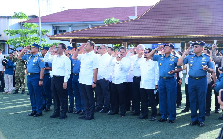 Pangkolinlamil Dampingi Mentan RI Bersama Kasal Lepas Satgas Tonzen 2 Marinir 