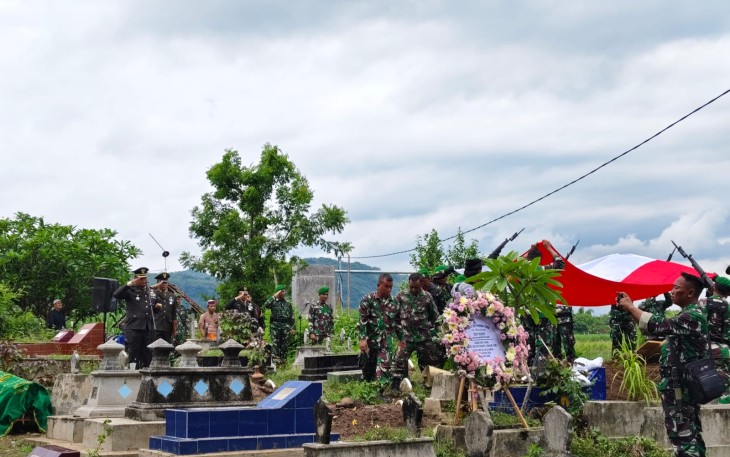 Komandan Kodim (Dandim) 0805/Ngawi Letkol Arh Setu Wibowo, menyampaikan bela sungkawa yang sedalam-dalamnya atas meninggalnya anggota Babinsa Koramil 09/Kendal, almarhum Sertu Marjuni, yang wafat karena sakit