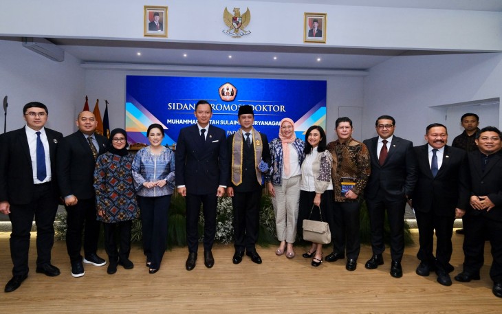 Menko AHY dan Menteri Ekraf Hadiri Sidang Promosi Doktor Menteri Transmigrasi di Unpad