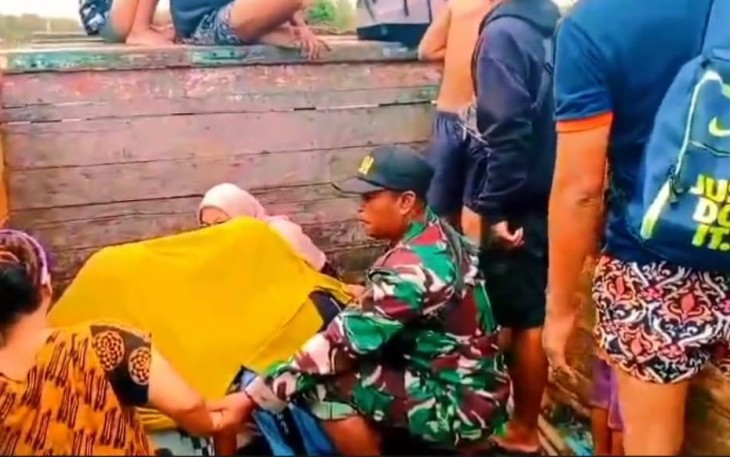 Babinsa Mempawah Bantu Evakuasi Ibu Hamil 9 Bulan yang Terjebak Banjir