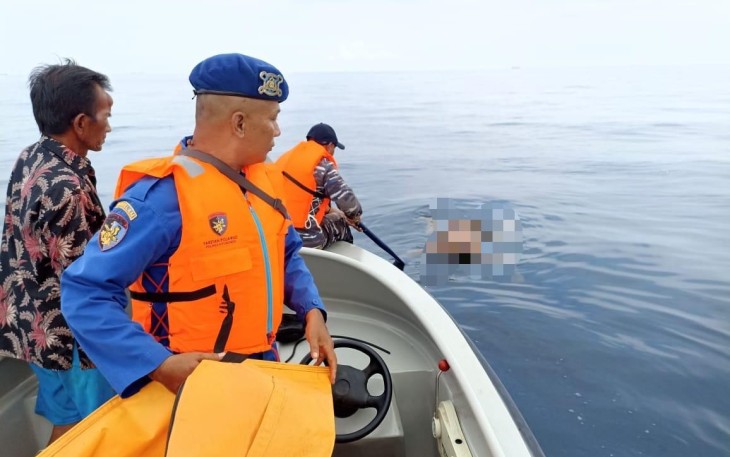 Prajurit TNI AL Berhasil Evakuasi Jenazah Nelayan di Perairan Jangkar Situbondo 