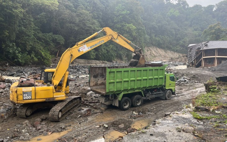 Alat berat dikerahkan untuk percepatan perbaikan Jalan Nasional Padang-Bukittinggi, Senin (15/12).