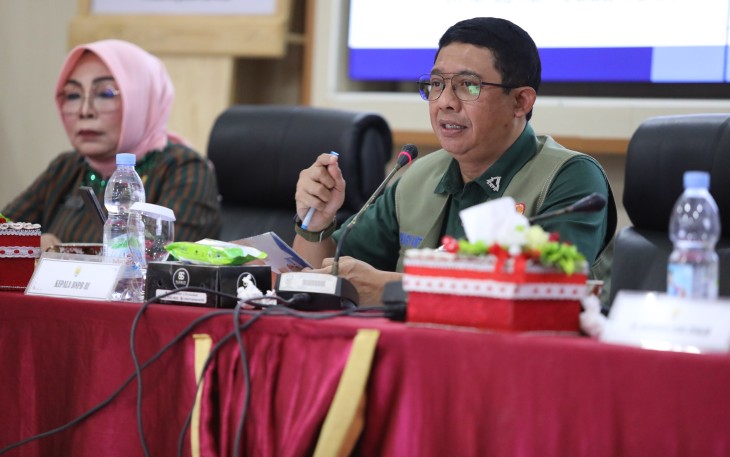 Kepala Badan Nasional Penanggulangan Bencana (BNPB) Letjen TNI dr. Suharyanto, S.Sos., M,M., (Baju hijau rompi hijau) memimpin rapat koordinasi (rakor) percepatan penanganan darurat bencana Kabupaten Grobogan dan Kabupaten Demak di Pendopo Bupati Grobogan, Jawa Tengah, pada Kamis (23/1).