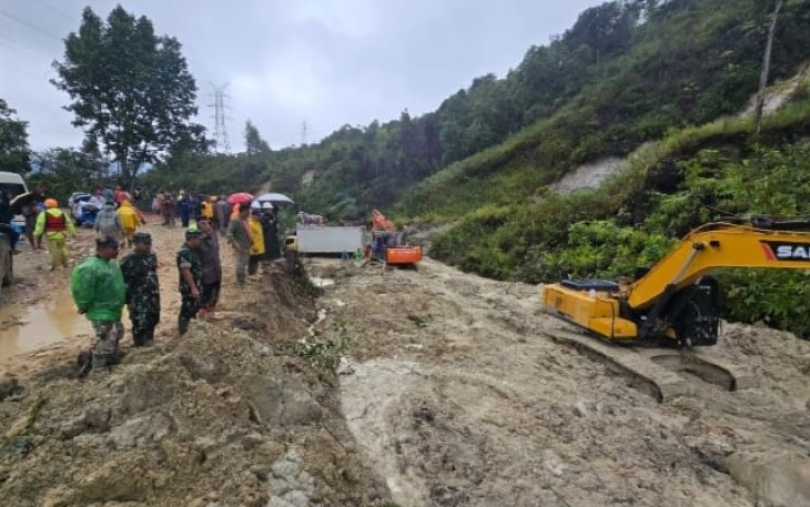 Danrem 023/KS Pimpin Pembukaan Akses Jalan Longsor di Tapanuli Tengah
