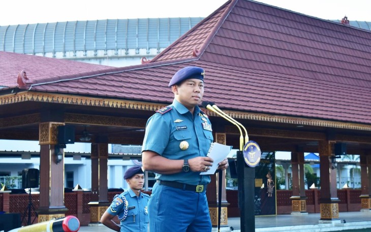  Panglima Komando Lintas Laut Militer (Pangkolinlamil), Laksda TNI Rudhi Aviantara, I H., S.E., M.Si., M.Tr.(Han)., CHRMP., memimpin apel khusus sekaligus entry briefing perdananya bersama jajaran prajurit Kolinlamil. Dalam kegiatan tersebut, beliau menyampaikan perkenalan, penekanan tugas, serta arah kebijakan kepemimpinannya ke depan