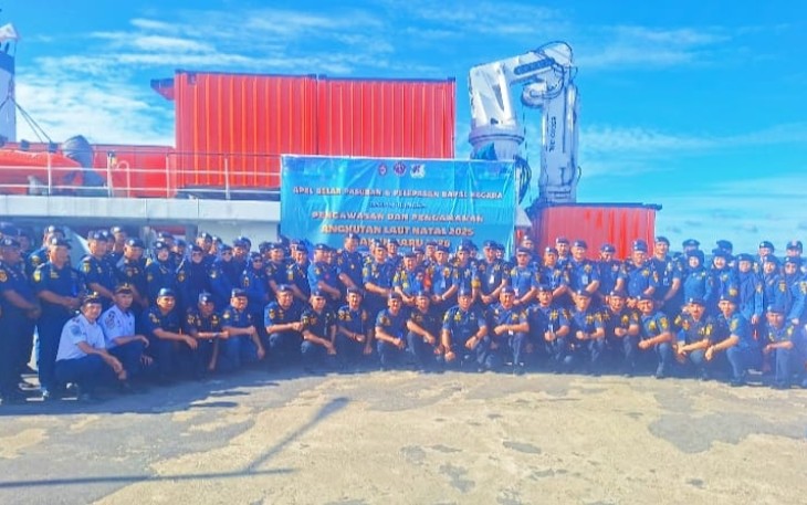 Kepala Pangkalan Penjagaan Laut dan Pantai (PLP) Kelas II Tanjung Uban, Sugeng Riyono, S. E., pimpin apel gelar pasukan dan pelepasan 11 kapal negara dalam rangka pengawasan dan pengamanan angkutan laut Natal 2025 dan tahun baru 2026