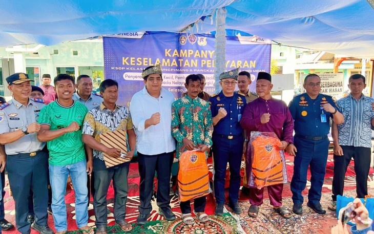Bupati Roby Bersama Kemenhub Bagikan E-Pass Kecil Hingga Life Jacket di Pulau Pangkil