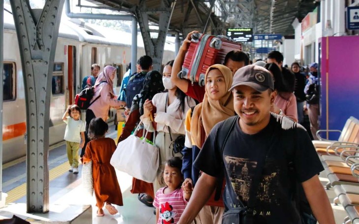 Ilustrasi pemudik menggunakan moda transportasi kereta api