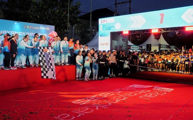 Kapolri Jenderal Listyo Sigit Prabowo melakukan flag off melepas para peserta Bhayangkara Run 2025
