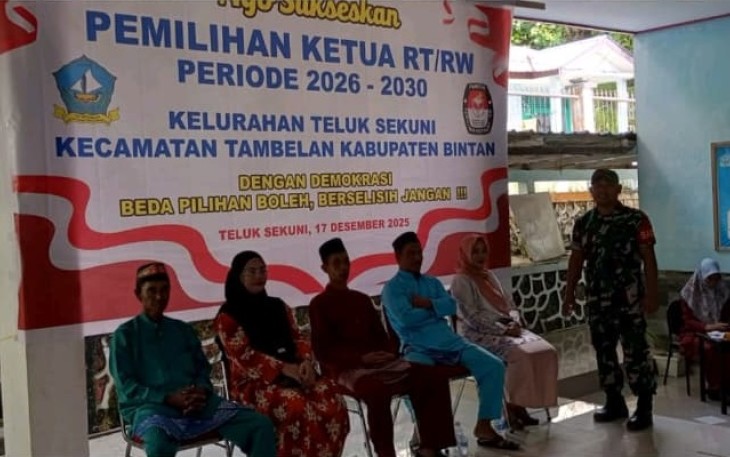 Babinsa Kelurahan Teluk Sekuni Peltu M. Hasanuddin saat melaksanakan pengamanan dan monitoring