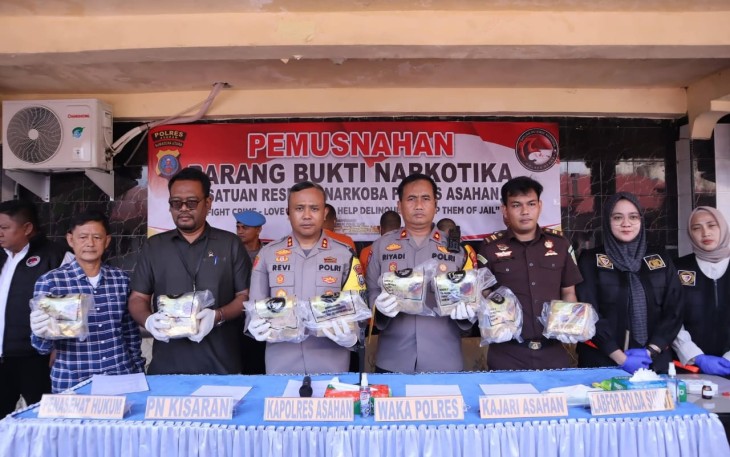 Polres Asahan kembali menunjukkan komitmennya dalam memberantas peredaran narkotika. Melalui Satuan Reserse Narkoba, Polres Asahan melaksanakan pemusnahan barang bukti narkotika jenis sabu seberat 8.878,94 gram, dalam kegiatan press release yang digelar di halaman belakang Mapolres Asahan, Selasa (23/12/2025)