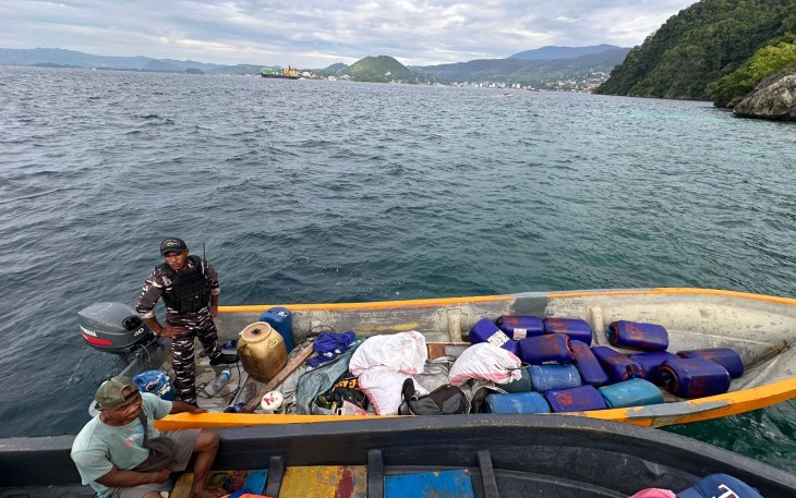 Keberhasilan Lantamal X Jayapura menggagalkan dua aksi penyelundupan di perairan Indonesia - Papua Nugini pada 10 dan 11 Juni lalu patut diapresiasi sebagai bukti bahwa penegakan hukum di laut bukan sekadar jargon, tapi komitmen yang nyata