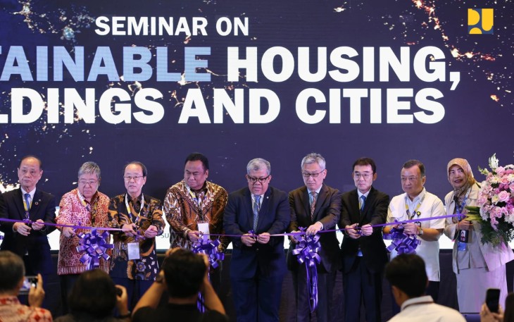 Staf Ahli Menteri Bidang Sosial Budaya dan Peran Masyarakat Abram Elsajaya Barus saat mewakili Menteri PU dalam acara Seminar Sustainable Housing, Buildings and Cities di Jakarta, Selasa (14/1/2025). 