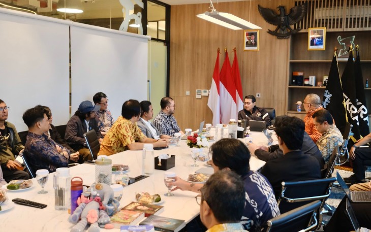 Menteri Ekonomi Kreatif, Teuku Riefky Harsya, menerima audiesi para animator, filmmaker, dan Asosiasi Komik Indonesia (AKSI) di Kantor Kementerian Ekonomi Kreatif, Jakarta pada Rabu, 26 November 2025
