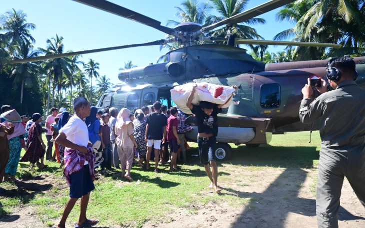 Helikopter Caracal TNI AU Kembali Hantarkan 1.105 KG Bantuan Kemanusiaan Untuk Warga Terisolir di Pasaman Barat
