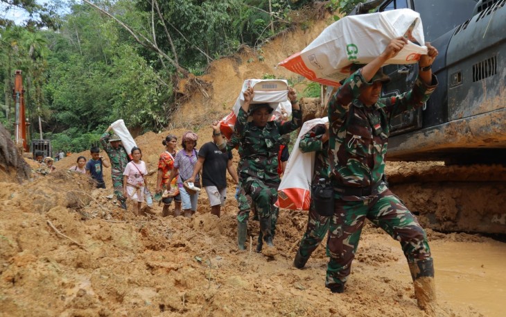Prajurit TNI Pikul Bahan Bantuan dan Jalan Kaki Puluhan Km Salurkan Logistik ke Desa Terisolir di Sitahuis