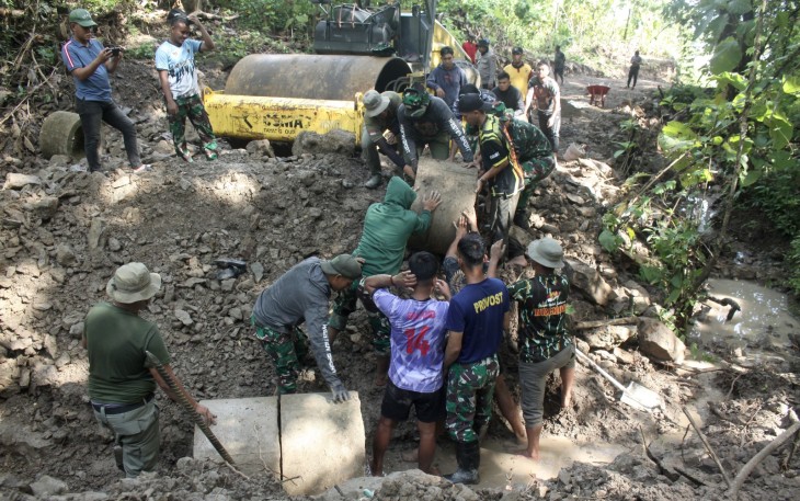 Terik Matahari Tidak Jadi Penghalang Satgas TMMD Kodim 1405/Parepare Pasang Gorong-gorong 