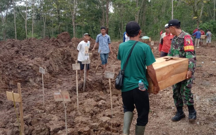 Gotong Royong Pemindahan Makam Warga Desa Sumurup ke TPU Baru di Desa Ngares