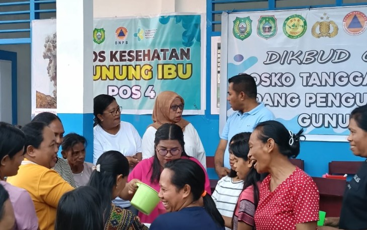 Kegiatan pembagian makanan lacang hijau pagi ini di pos pengungsian SMK Akesibu, Halmahera Barat pada Rabu (29/1) pagi. Foto: Satgas PB Erupsi Gunung Ibu