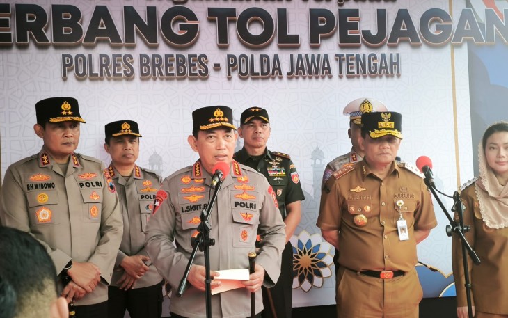 Kapolri Jenderal Polisi Drs. Listyo Sigit Prabowo meninjau pabrik sepatu di kawasan Brebes, Jawa Tengah