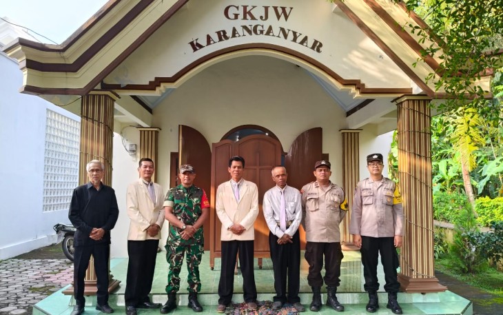 TNI-Polri Gandeng Tangan Amankan Ibadah Jumat Agung di Trenggalek