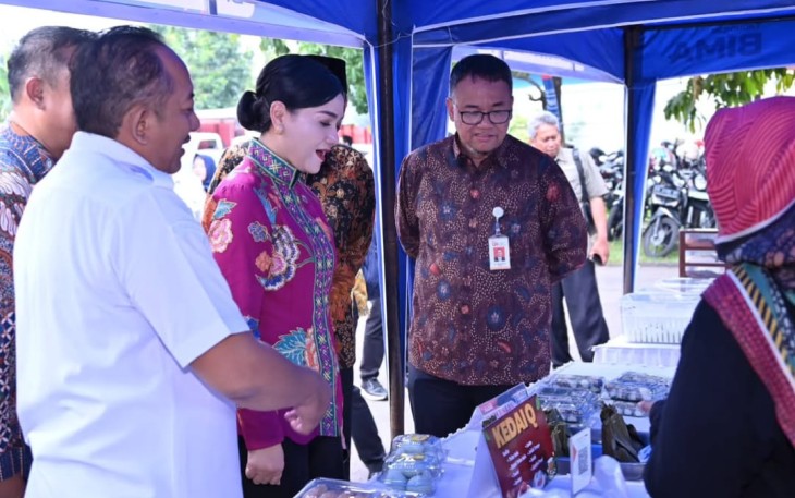 Bupati Rober Christanto dampingi Friderica Widyasari Dewi mengunjungi stand UMKM dalam kegiatan Kick Off Bulan Literasi Keuangan 2025, di Pendopo Rumah Dinas Bupati Karanganyar, Jumat (23/5/2025)
