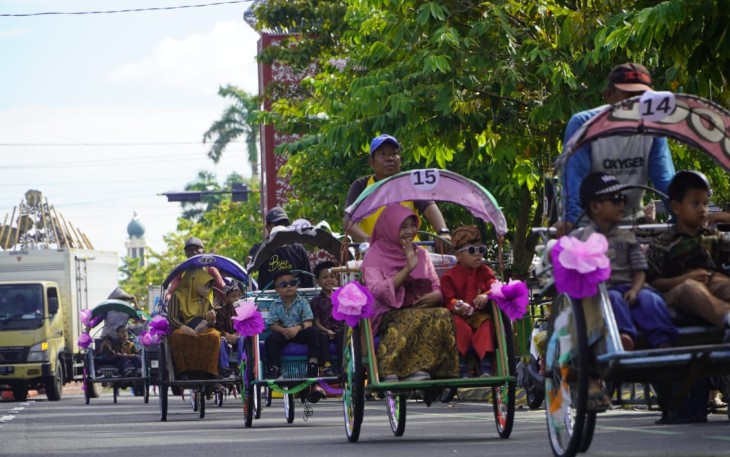 TK Kartika IV-21 Kodim 0803/Madiun Meriahkan Hari Kartini dengan Pawai Becak