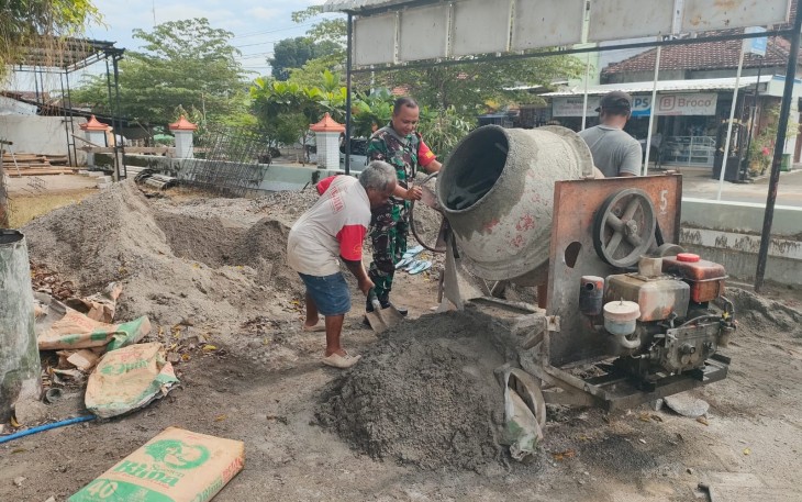 Babinsa Desa Dagangan Gelar Karya Bakti Pembuatan Gapura 